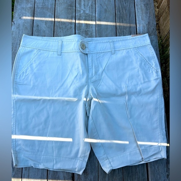 Arizona Bermuda Shorts - Size 19 Cream - Never Worn - Picture 1 of 3